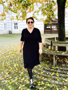 Schwarzes Kleid in großer Größe findest du im stor> Wien.