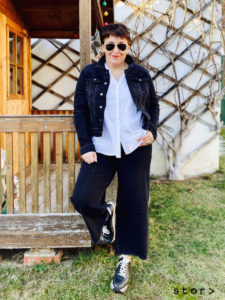 Plus Size Mode cool kombinieren: eine lässige schwarze Jeansjacke weiße Bluse und eine schwarze Jeans Culotte ergeben einen modernen Look.