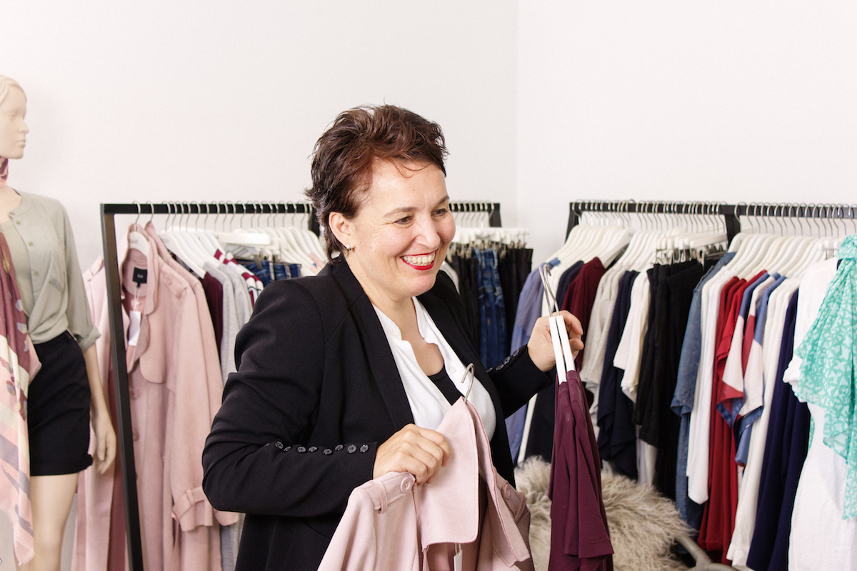 Die Wiener Schneidermeisterin Gabriele Wally bietet Personal Shopping für Frauen mit Übergröße in Wien in ihrem stor> an.