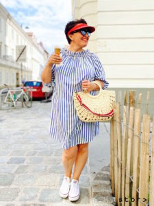 Schöne Sommerkleider in großen Größen aus Baumwolle mit Carmenausschnitt von storstore in Wien.