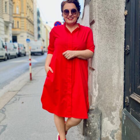 Hemdblusenkleid in Rot, in den Größen 42-52 bei storstore Vienna.