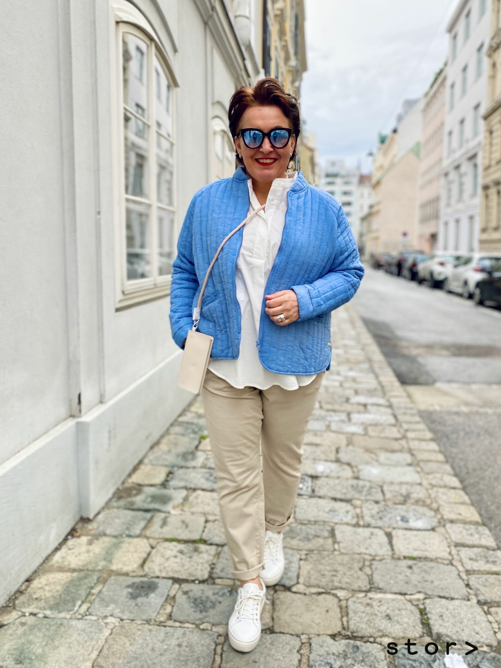 Moderen Mode in großen Größen von stor Wien. Wattierte Baumwoll-Jacke in blau und beige Baumwoll Chino Pants.