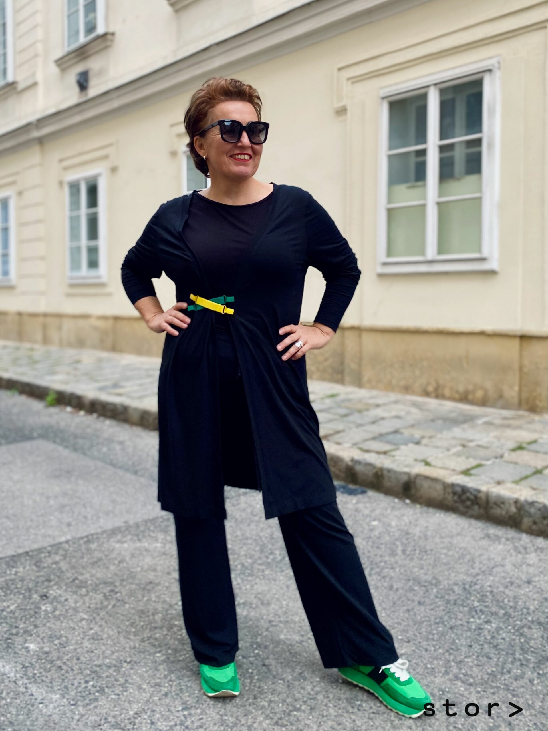 Plus Size Fashion Kollektion von Gabriele Wally made in Austria. Schwarzer Cardigan mit Shirt und weiter Hose.
