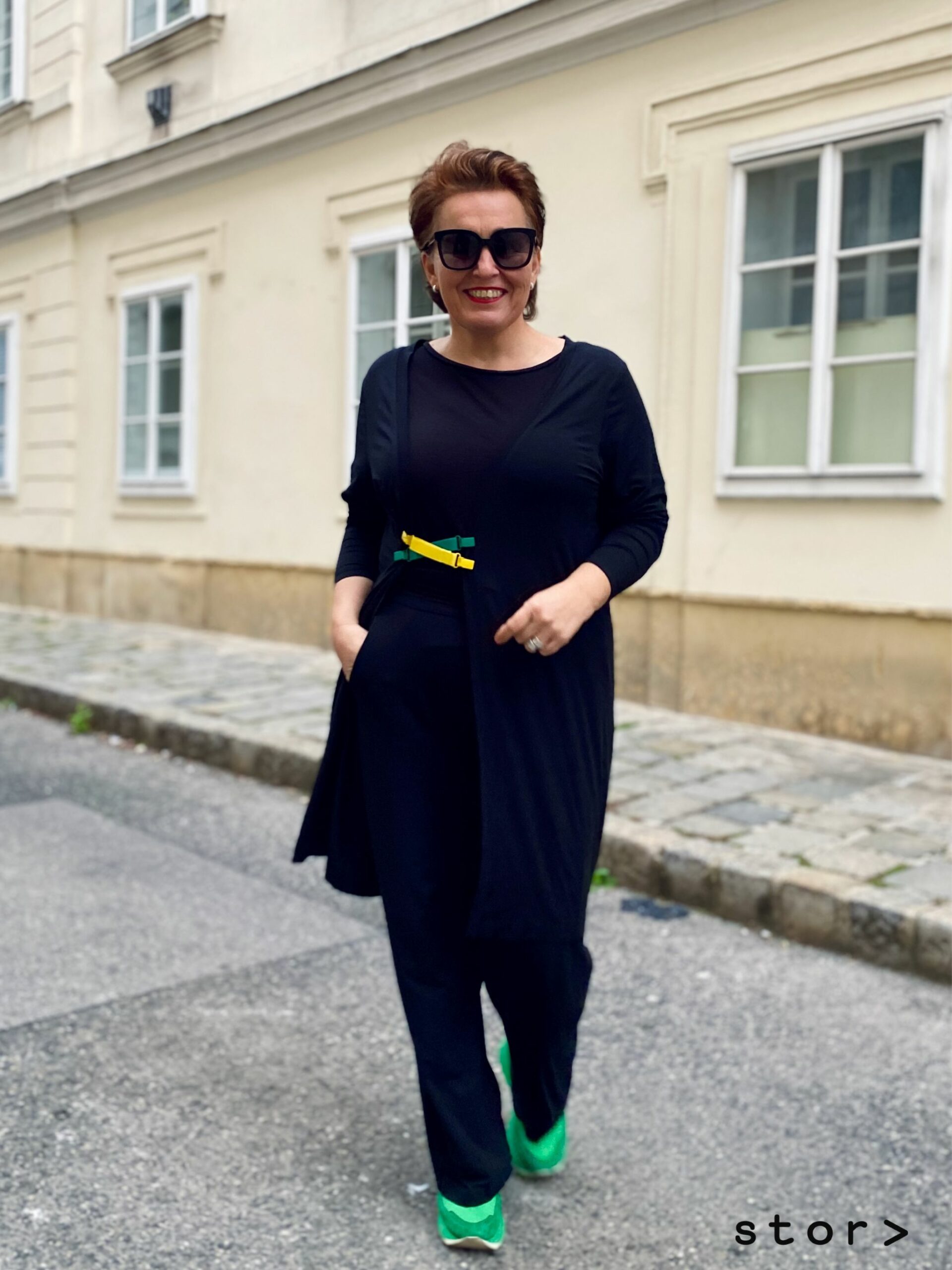 Jerseycardigan und weite Marlenehose in schwarz made in Austria by stor>.